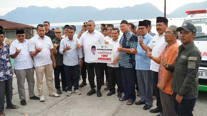 Serahkan Ambulans ke Nagari Maninjau, Andre Rosiade Diminta Bangun Jalan