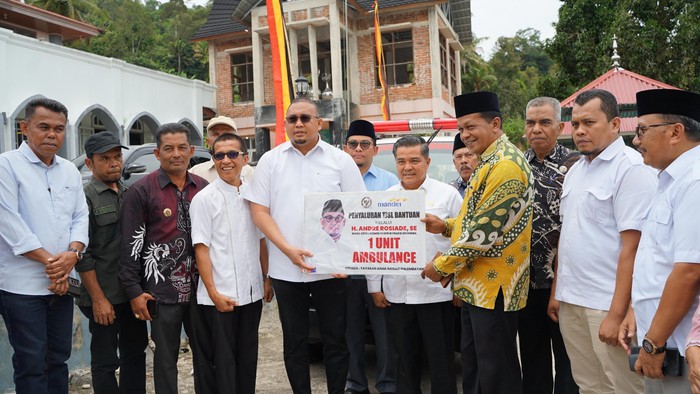Andre Rosiade Serahkan Ambulans untuk Masjid Raya Palembayan Tangah Agam