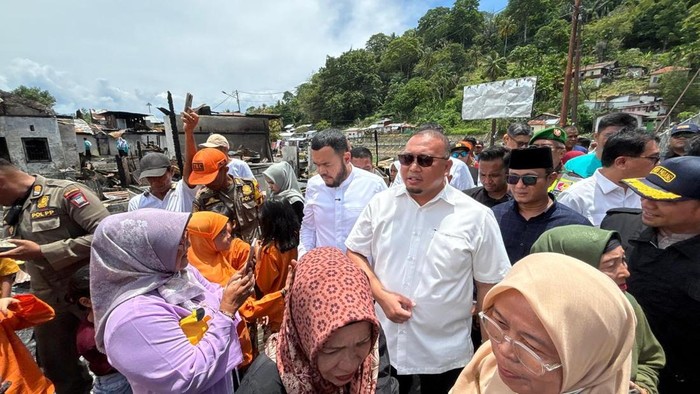 Andre Rosiade Serahkan Bantuan untuk Korban Kebakaran Pasa Gadang Padang