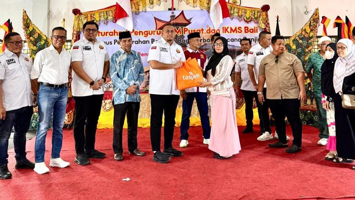 Andre Rosiade Serahkan Bantuan untuk Perantau Minang Korban Banjir di Bali