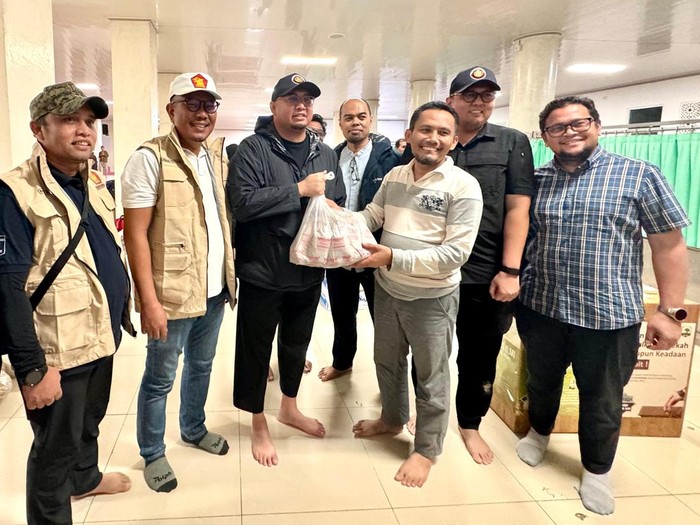 Andre Rosiade Bagi 900 Nasi Bungkus ke Mahasiswa Unand Terdampak Banjir