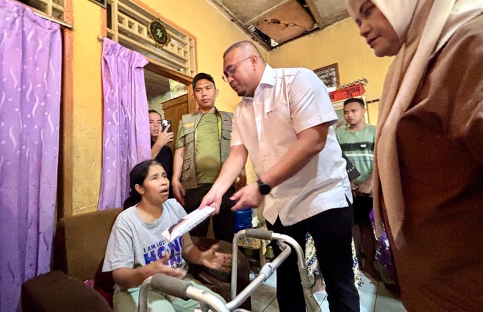 Andre Rosiade Bantu Suami Stroke & Istri Lumpuh di Gates Nan XX Rp 20 Juta