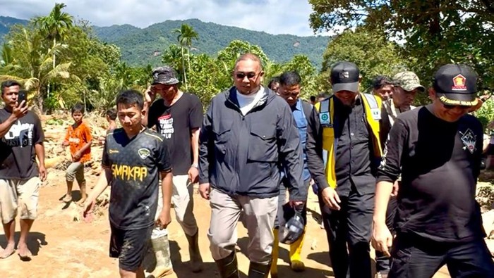 Andre Rosiade Bawa Alat Berat Pascabanjir Padang, Desak Pembalakan Liar Ditindak