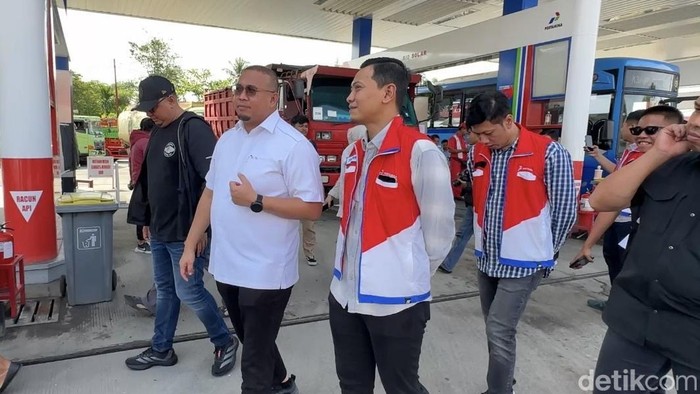 Momen Andre Rosiade Sidak Solar di Sumbar untuk Pastikan Stok Aman
