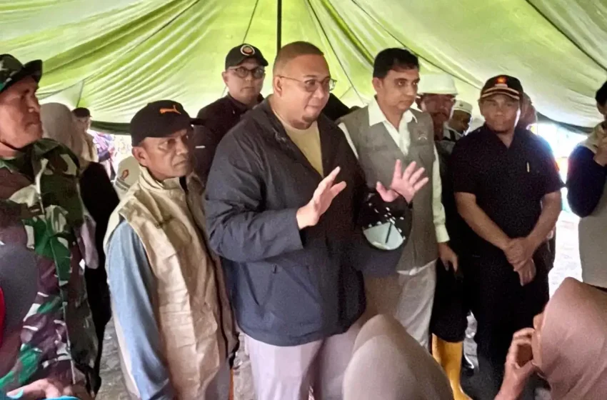 Andre Rosiade Bagikan Ribuan Sembako dan Genset untuk Korban Galodo Maninjau