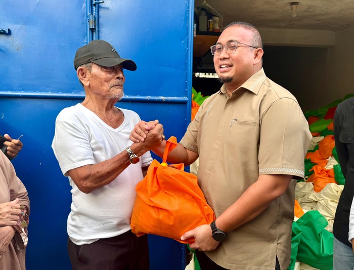 Tinjau Kampung Halaman, Andre Rosiade Beri Ribuan Sembako ke Warga Siteba