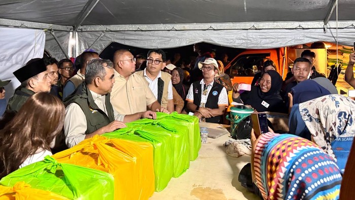 Andre Rosiade Dampingi Ahmad Muzani Kunjungi Korban Banjir Bandang di Padang