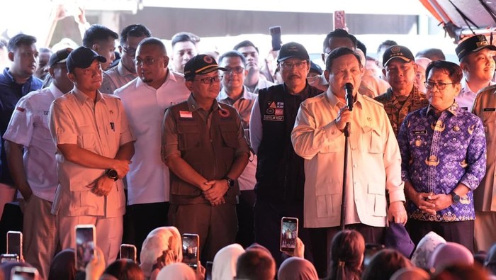 Momen Andre Rosiade Dampingi Prabowo Kunjungi Korban Banjir di Sumbar