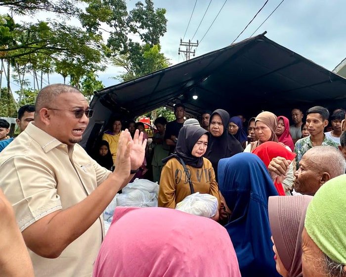 Andre Rosiade Kunjungi Pengungsi Korban Bencana di Rusus Nelayan Padang