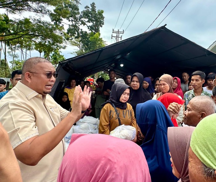 Andre Rosiade Kunjungi Pengungsi Korban Bencana di Rusus Nelayan Padang