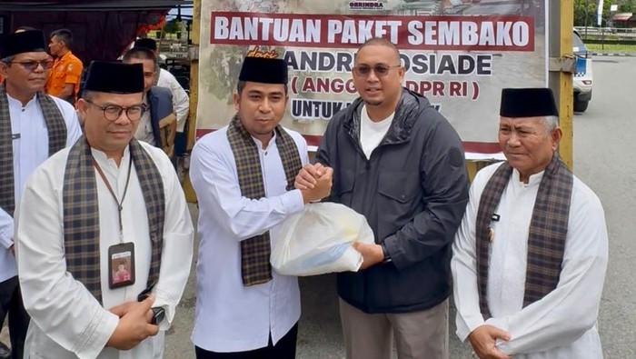 Andre Rosiade Serahkan 1.500 Paket Sembako untuk Korban Banjir di Kota Solok
