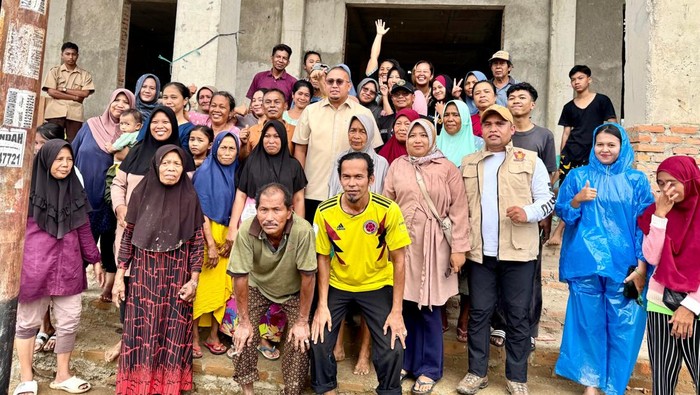 Andre Rosiade Serahkan Bantuan untuk Korban Banjir Bandang di Padang