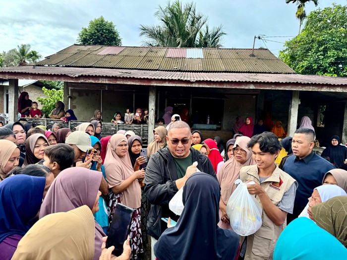 Andre Rosiade Serahkan Ratusan Sembako di Kampung Jambak Koto Tangah