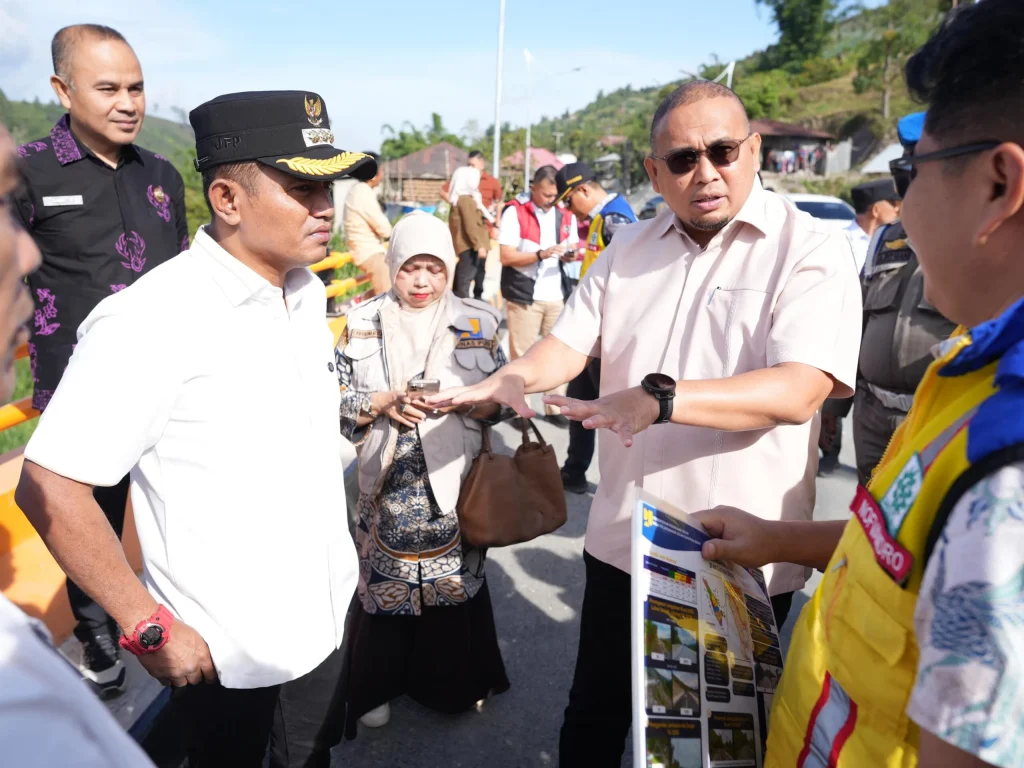 Bupati Solok Dan Anggota DPR RI Andre Rosiade Kunjungi Pembangunan Jalan Nasional Alahan Panjang – Surian