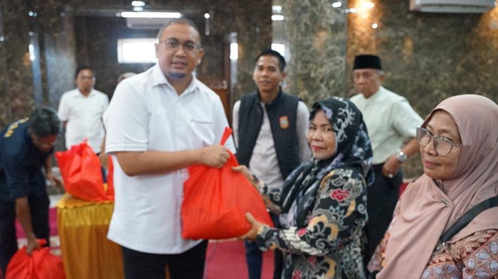 Andre Rosiade Bagikan 1.000 Paket Sembako buat Warga-Lansia di Batang Arau