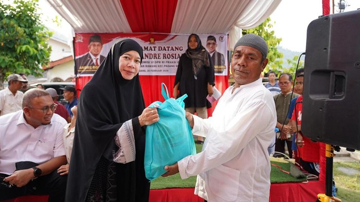 Andre Rosiade Bagikan 1.000 Paket Sembako ke Warga Rawang