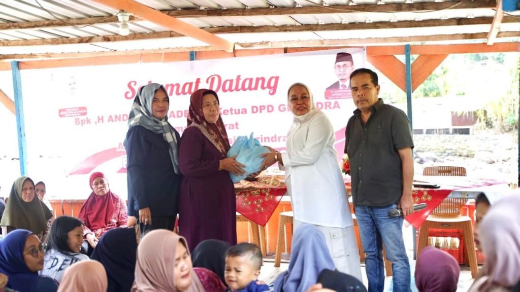 Andre Rosiade Bagikan 500 Paket Sembako di Gates Padang