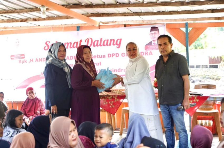 Andre Rosiade Bagikan 500 Paket Sembako di Gates Padang