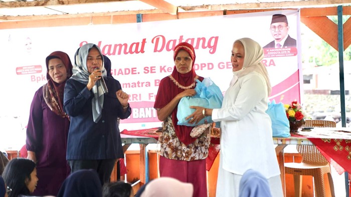 Andre Rosiade Bagikan 500 Paket Sembako ke Warga Gates Padang
