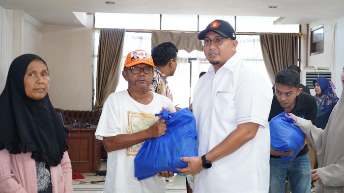 Andre Rosiade Bagikan 5.000 Paket Sembako ke Warga Pariaman