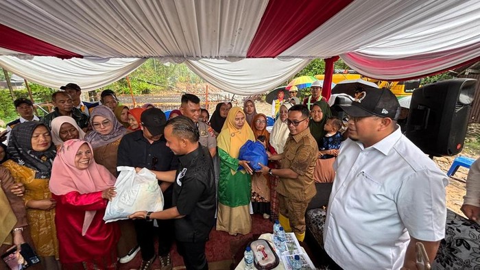 Andre Rosiade Bagikan Ribuan Paket Sembako HUT Gerindra di Pessel Sumbar