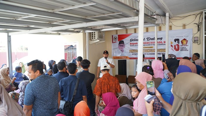 Andre Rosiade Bagikan Sembako-Ungkap Progres Pembangunan di Batung Taba