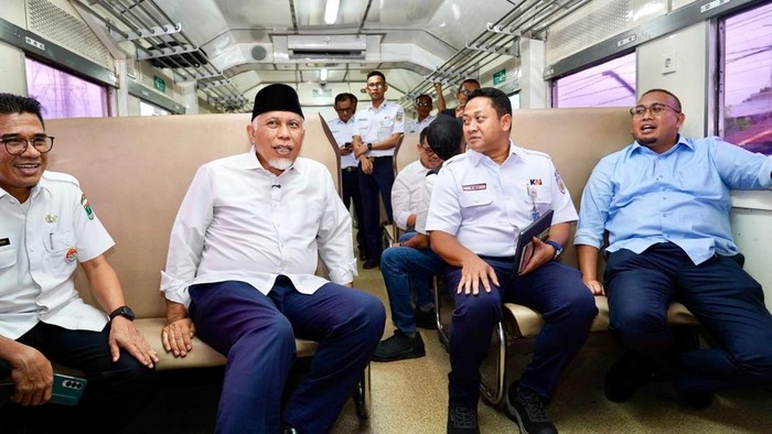 Andre Rosiade dan Gubernur Sumbar Naik Kereta Bareng, Bahas Rencana Commuter Line Padang