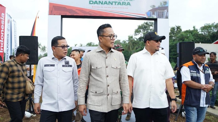 Andre Rosiade-Dony Oskaria Groundbreaking Huntap Korban Galodo di Tanah Datar