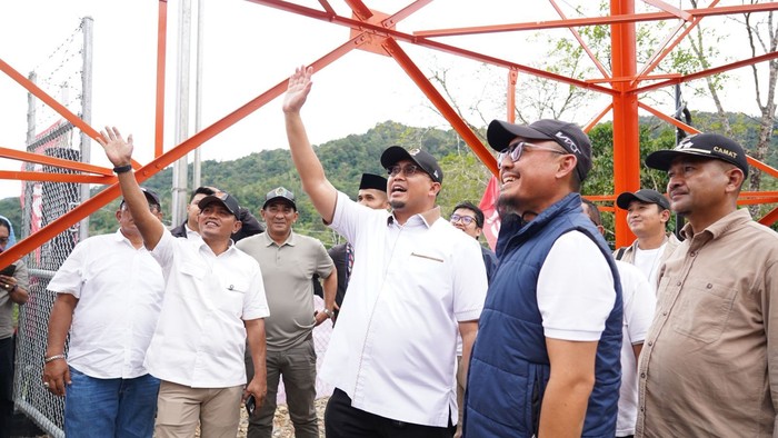 Andre Rosiade Resmikan BTS Telkomsel di Garabak Data Solok