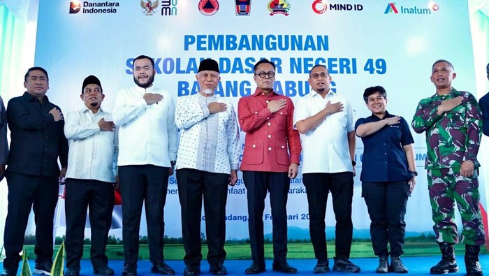 Andre Rosiade-Dony Oskaria Resmikan Pembangunan SDN 49 Batang Kabung Padang