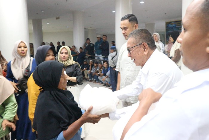 Andre Rosiade Salurkan 5.000 Paket Sembako untuk Warga Sijunjung