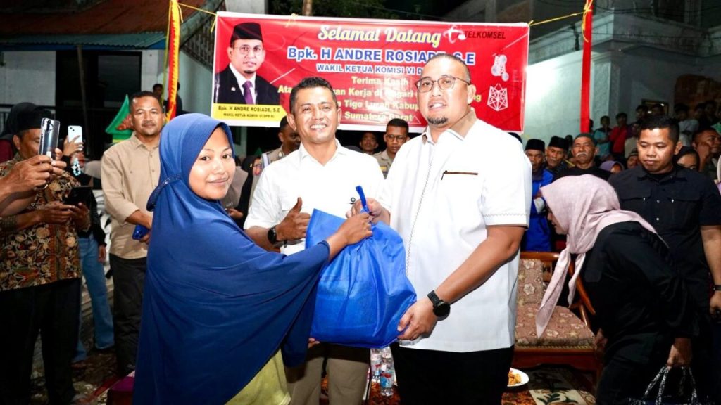 Andre Rosiade Bagikan 1.000 Paket Sembako di Tigo Lurah, Kabupaten Solok
