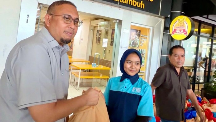 Andre Rosiade Bagikan 300 Paket Sembako untuk Porter & Pekerja Bandara BIM