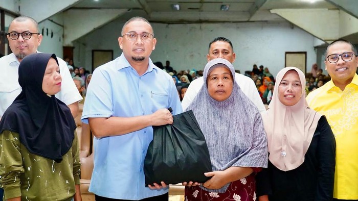 Komitmen Bangun Sumbar, Andre Rosiade Bagikan 4.000 Paket Sembako di Agam
