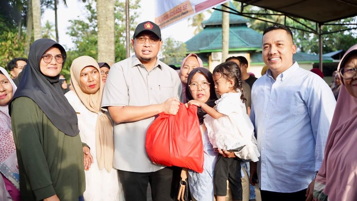 Andre Rosiade Bagikan 500 Paket Sembako-Paparkan Progres Pembangunan Sumbar