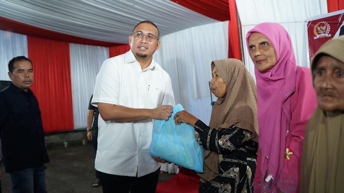 Andre Rosiade Bagikan 5.000 Paket Sembako untuk Warga Dharmasraya