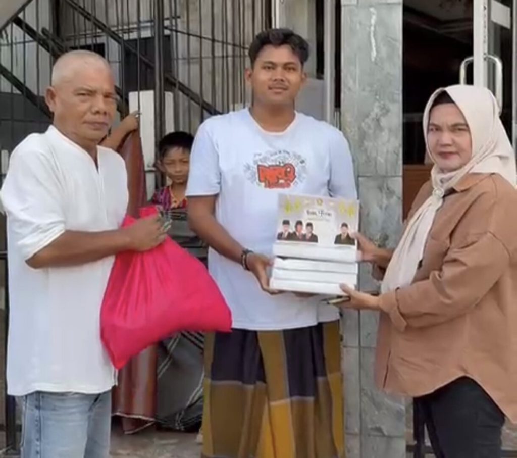 Andre Rosiade Salurkan Ribuan Sarung untuk Garin, Pengurus Masjid dan Masyarakat di Sumbar