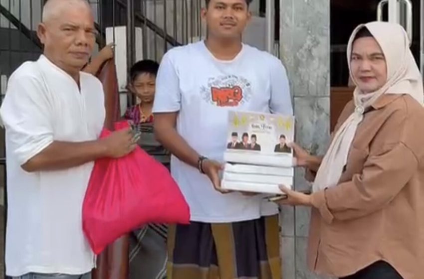 Andre Rosiade Salurkan Ribuan Sarung untuk Garin, Pengurus Masjid dan Masyarakat di Sumbar