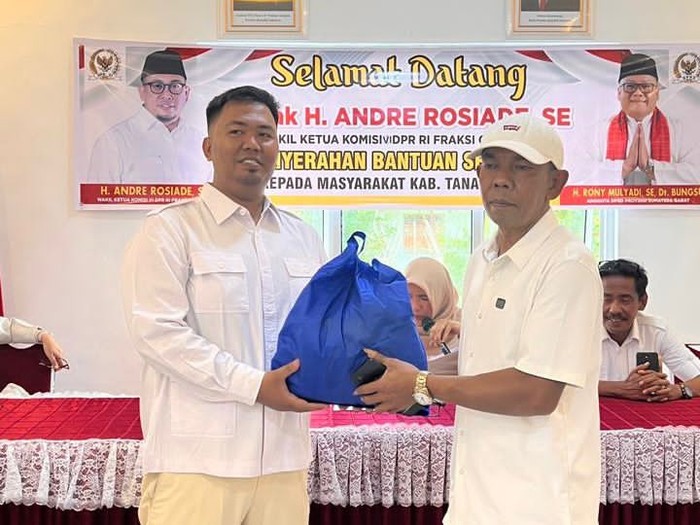 Andre Rosiade Salurkan Paket Sembako Ramadan untuk Warga Tanah Datar