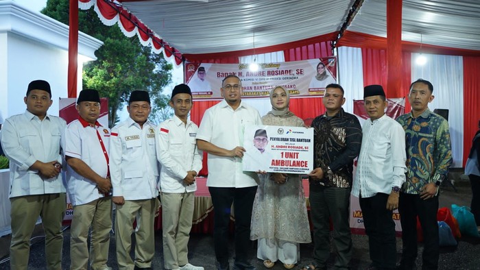 Andre Rosiade Serahkan Bantuan Ambulans untuk Warga Nagari Ampang Kuranji