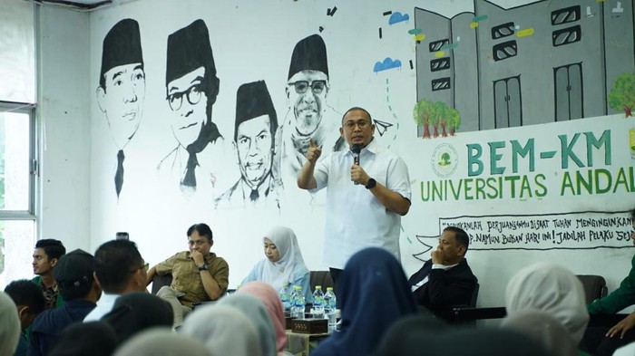 Hadiri Diskusi BEM KM Unand, Andre Rosiade Jawab Kritik ke Prabowo hingga MBG