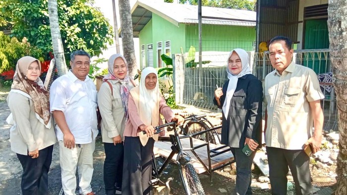 Viral Doakan Jemaah Haji, Ema Dapat Becak Baru dari Andre Rosiade