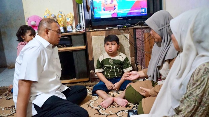 Andre Rosiade Beri Kursi Roda Elektrik ke Siswa Lumpuh di Padang Panjang