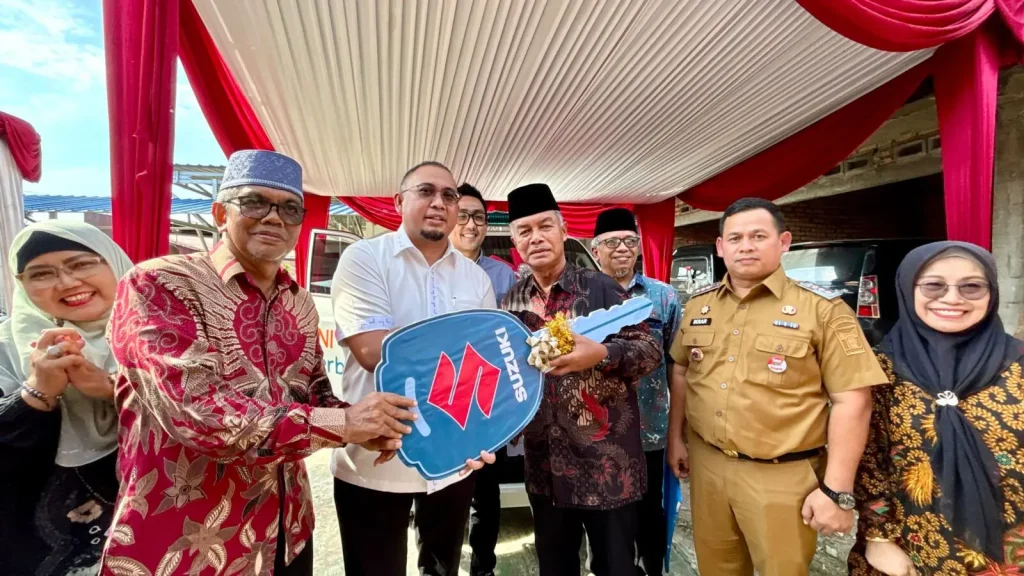 Andre Rosiade Serahkan Ambulans untuk Warga Pagambiran, Tegaskan Komitmen Hadir dengan Kerja Nyata