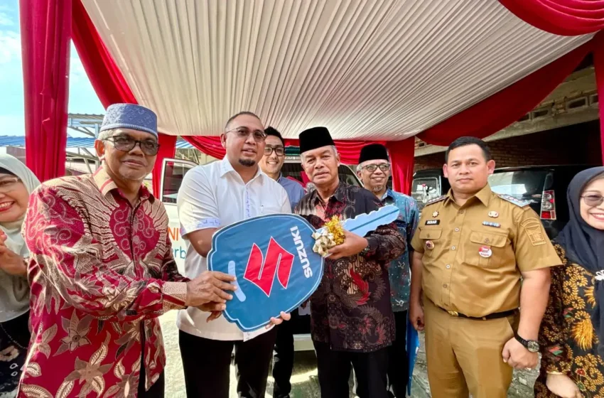 Andre Rosiade Serahkan Ambulans untuk Warga Pagambiran, Tegaskan Komitmen Hadir dengan Kerja Nyata