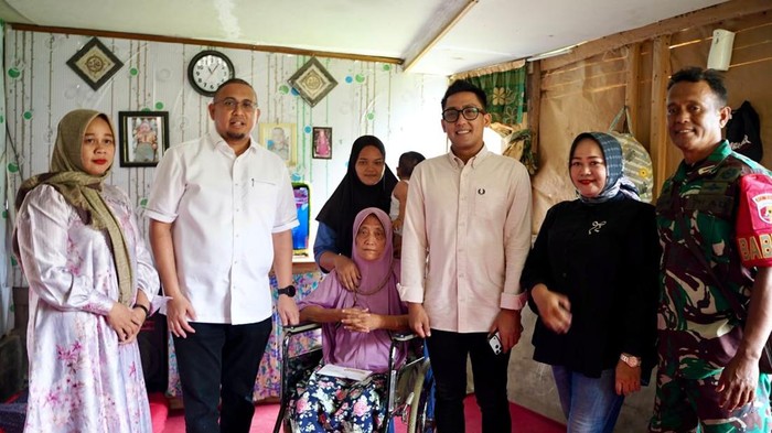 Andre Rosiade Bantu Cleaning Service Lansia yang Kakinya Diamputasi akibat Diabetes