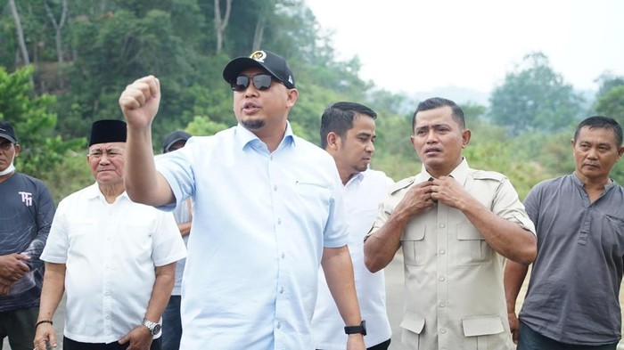 Andre Rosiade Kirim 3 Ekskavator & 2 Dump Truck Tangani Galodo Kabupaten Solok